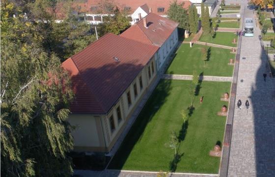 beépítés módja, az épület tömege. Közepes, homlokzati vakolat pereg. Felvétel ideje: 2017.