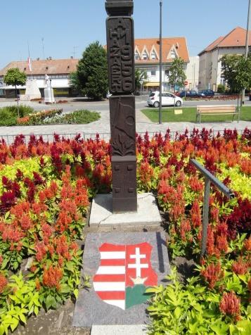 Környezet leírása A Petőfi tér lezárásaként, azzal szemben az Árpád utca túloldalán rendezett, burkolt emlékpark. Felvétel időpontja:2017. 08.