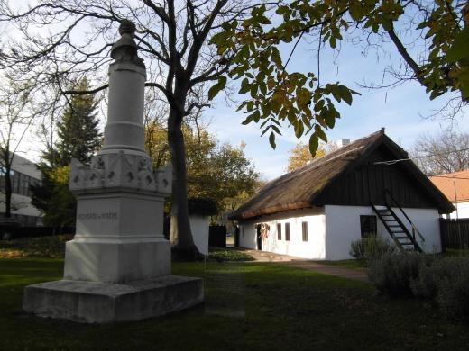 Cím Megnevezés Védettségi fok 2 2678 Petőfi Sándor tér 4.