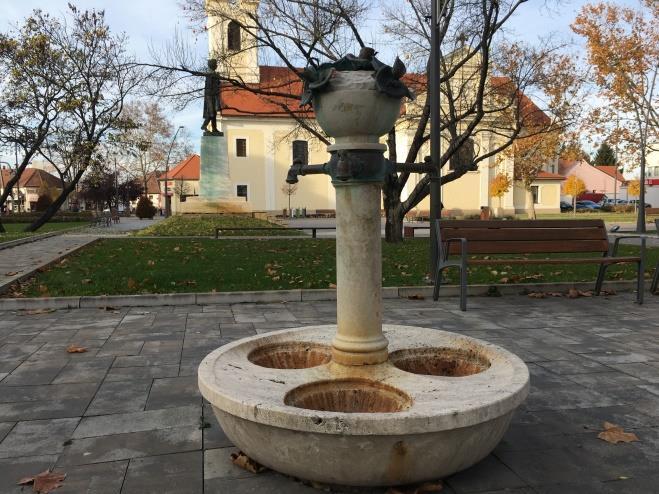 Helyi védelemre javasolt köztárgy Sorszám Köztárgy neve Cím Javasolt védettségi fok 17 Díszkút Petőfi Sándor tér Helyi egyedi védelem Leírás,