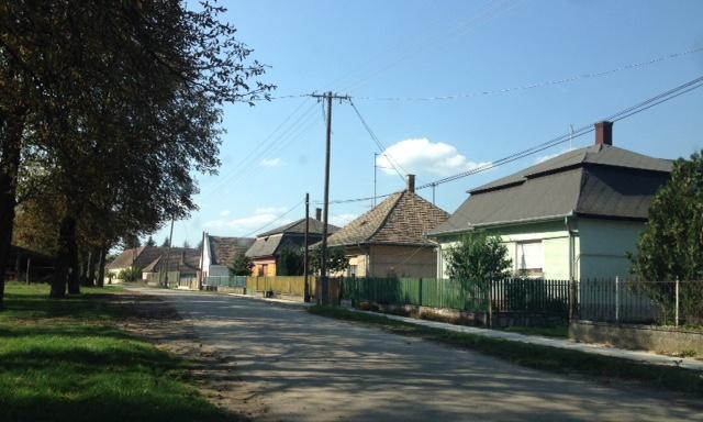 A lakóépületeken fa ablakok a jellemzőek, illetve a korszerűsítés során cseréjük megtörtént.