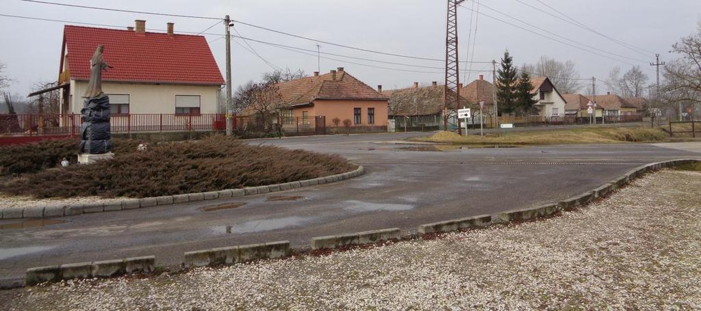 Szokatlan, hogy a település szélét nem annak utcája folytatásából, házak sora közé lépve, hanem a szélső telek mentén érjük el. Ezt a helyzetet útmenti növényesítéssel kedvezőbbé lehetne tenni.