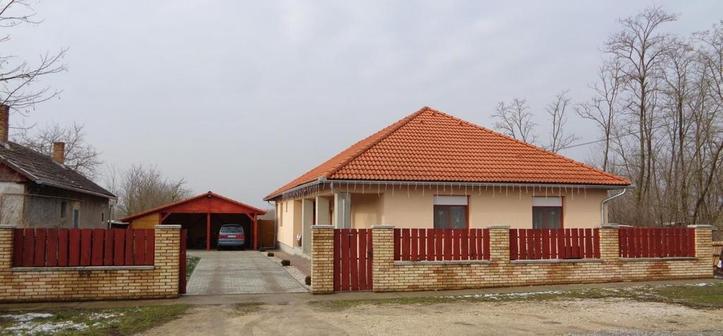 14 A hagyományos lakóépületek egyszerű, arányos tömegűek és földszintesek. Homlokzataik szélessége az egyszerű parasztházak esetében 6-7 m körüli.