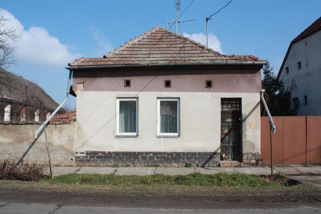 15 A gazdasági épületek tetőszerkezete is szimmetrikus nyeregtető, melynek hajlásszöge megegyezik a lakóépületekével, és alapvetően kontyolás nélkül készültek.