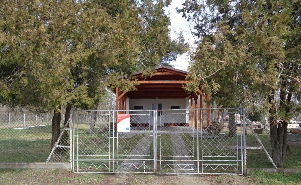 20 A ravatalozó a temető bejáratához közel található, előtte a