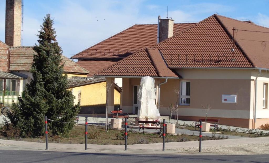 24 A hősök emlékműve a település központi részén áll. Dekoratív, szép emlékmű.