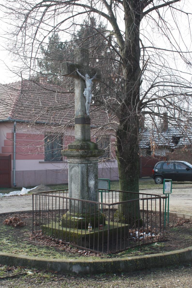 26 A kőkereszt, és a koros hársfa együttese a természeti és épített örökség