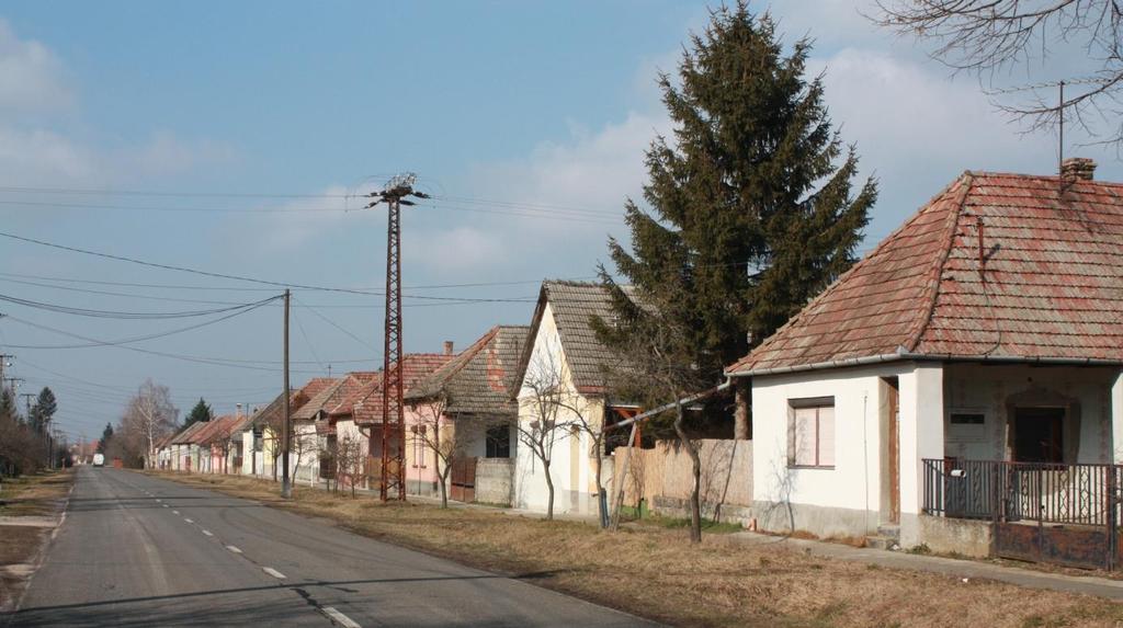 Az utcakép végig vegyes, néhány eredetihez közeli állapotban megmaradt ház mellett a különböző mértékben átalakított épületek uralkodnak, néhány új épület közbeékelődésével.