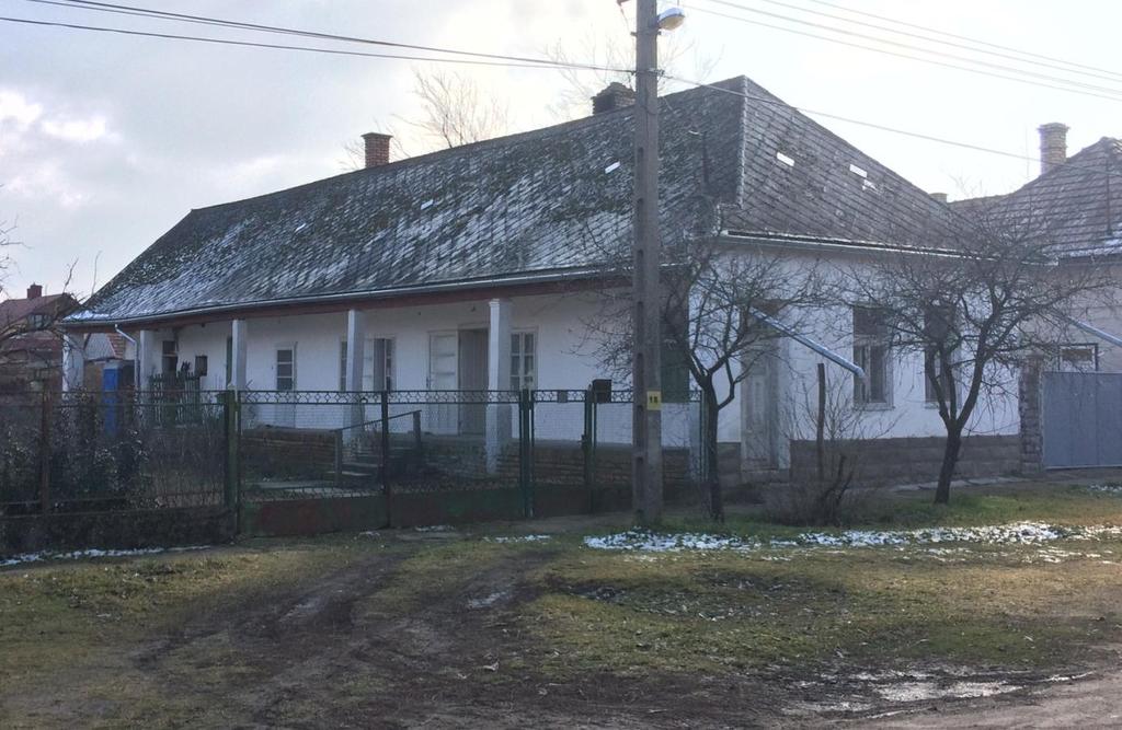 Az alábbi épület szinte teljes épségben maradt fenn, gyönyörűen számba vehetjük a jellegzetes