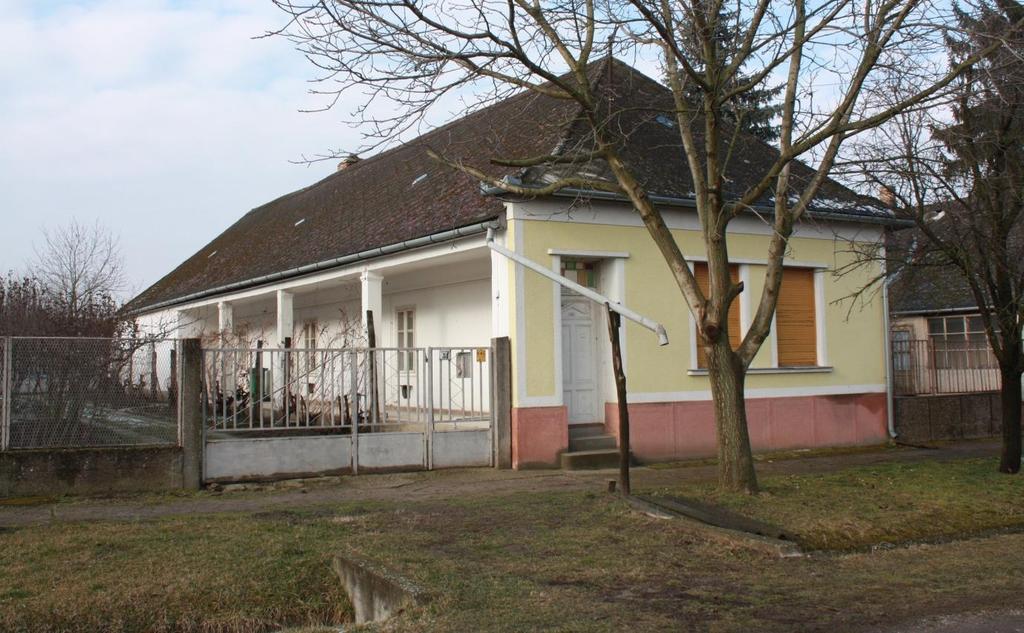 37 Az előző képhez is köthető a már többször említett füles épület.