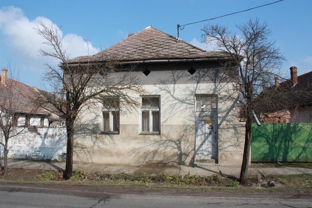 Amint azt már említettük, az ily módon megnövelt utcai homlokzatok polgárias épületet csináltak a parasztházból.