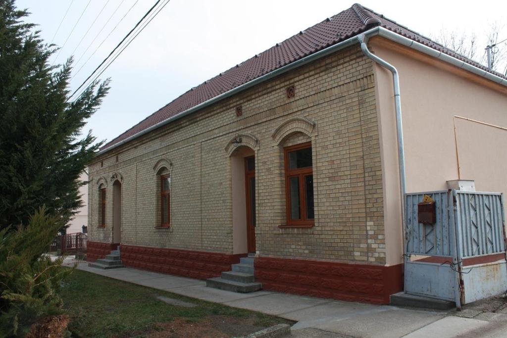 40 A módosabb épületek homlokzatain megjelent az időtálló
