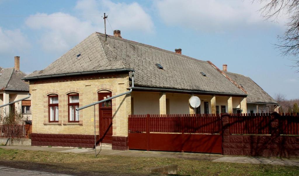 41 A község vitathatatlanul legjelentősebb középülete az iskola.