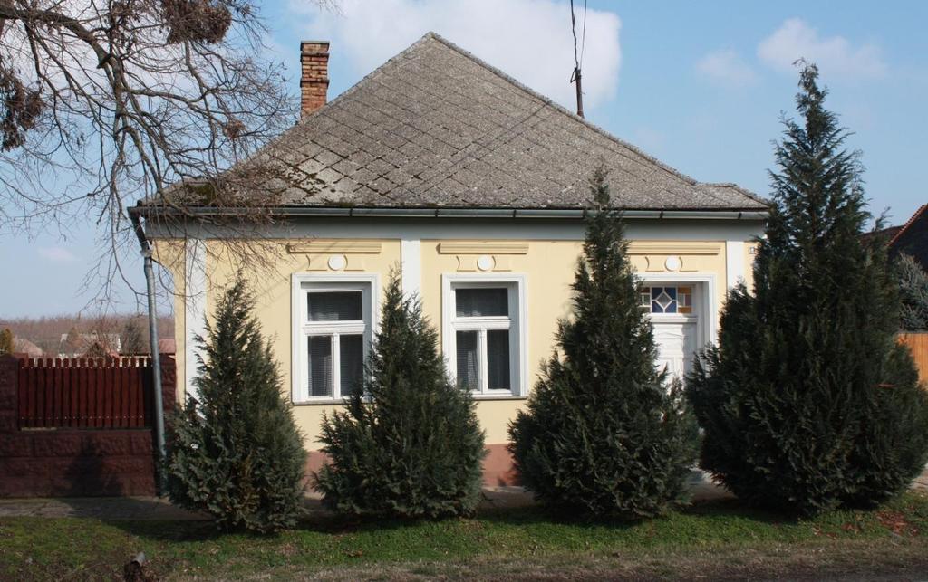 Maradt a két réteg, de már nem a külső falsíkon volt a külső. Mindkét szárny (külsők és belsők egyaránt) befelé nyíltak.