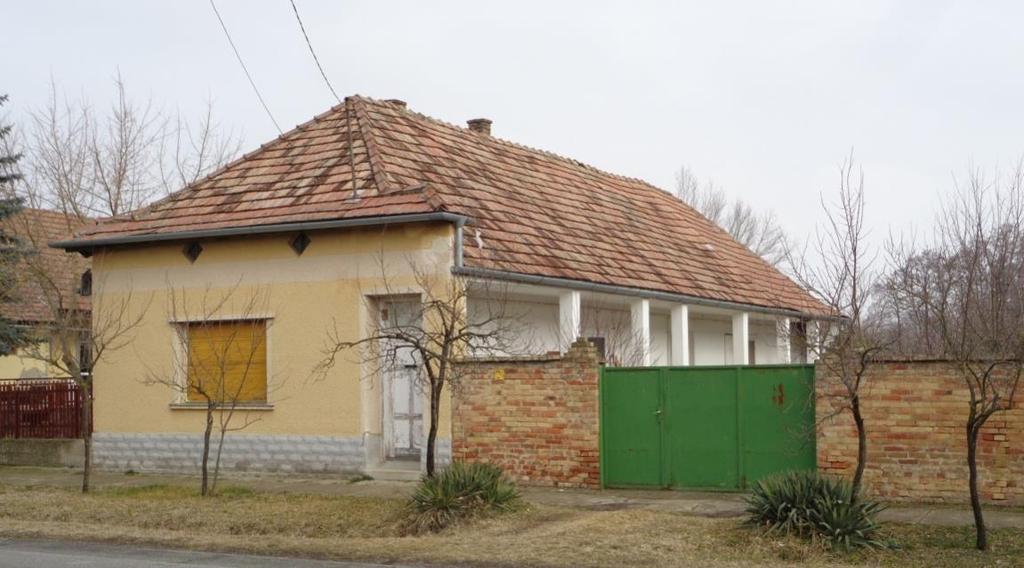 Az utcafronton álló házak esetében viszonylag rövid szakaszokról beszélünk, melyet még a
