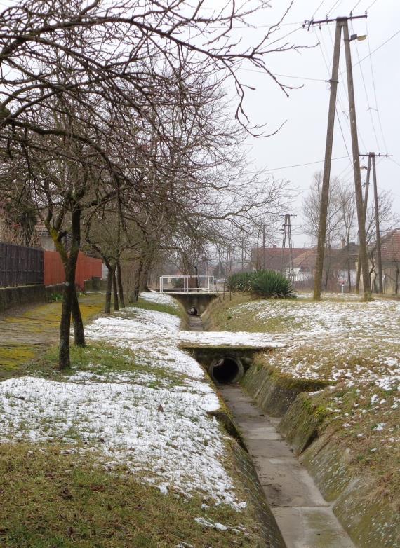 58 A burkolatok mellett az utcák tagolása, a vízelvezető árkok, bejárók is meghatározzák