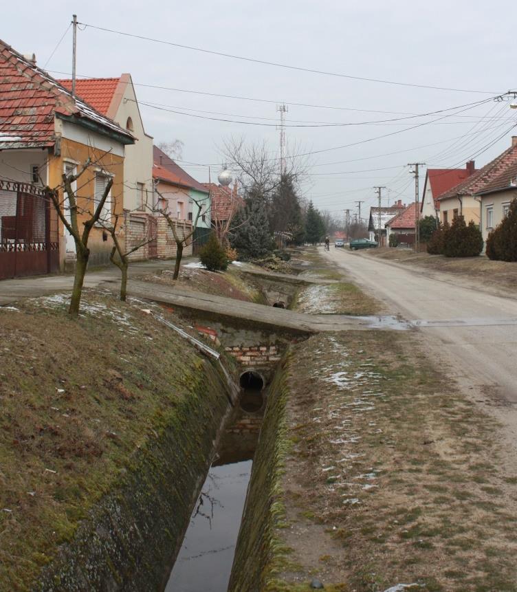 de ne takarja ki a mögötte álló épület homlokzatát.