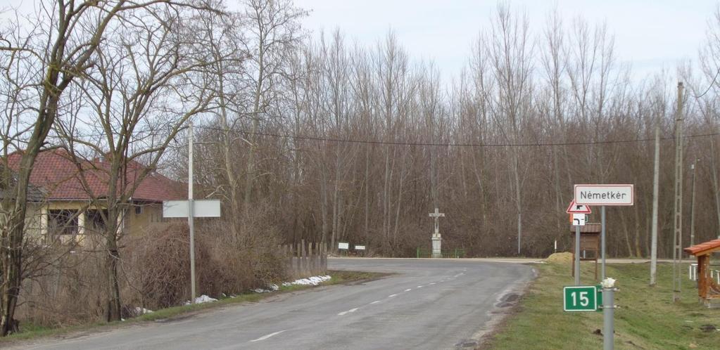 61 A déli településrészben, a bevezető út tengelyében helyezkedik el egy feszület.