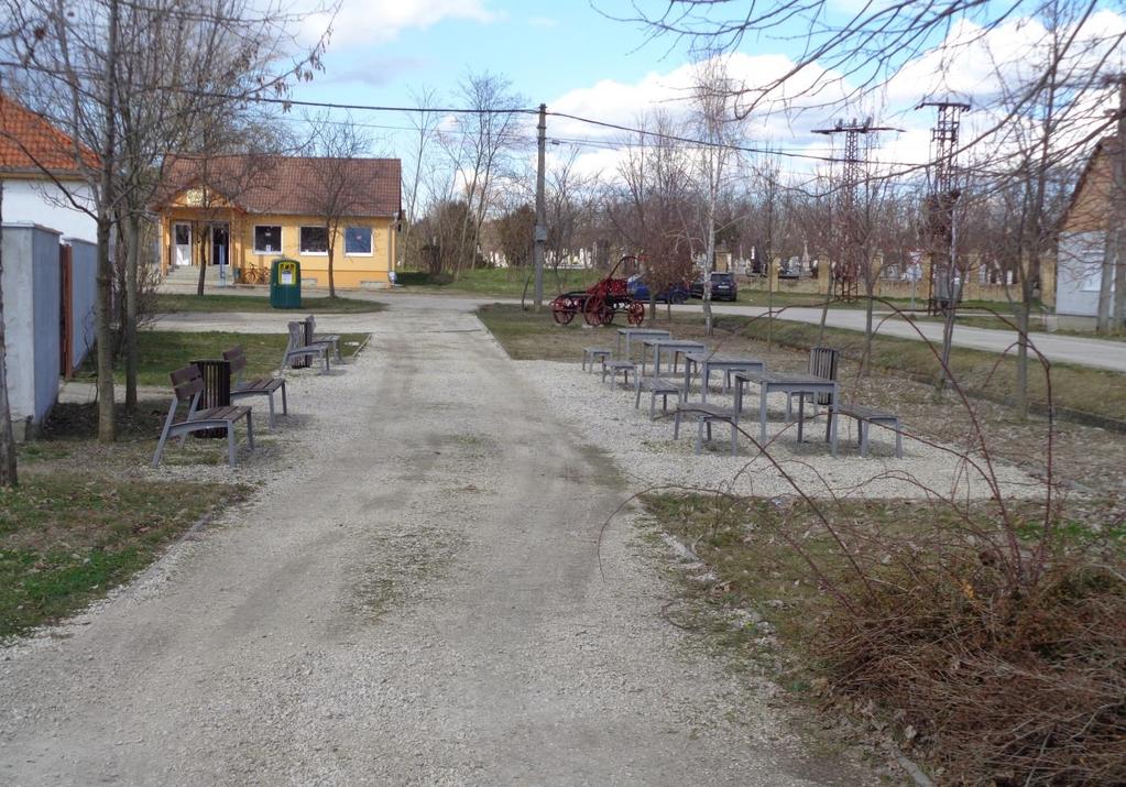 A tűzoltó szertár melletti pihenőparkban a muzeális tűzoltó kocsi a park érdekessége, dísze.