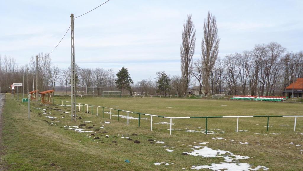 63 A sportpályát a Paks felől beérkező közút mellett alakították ki. Szép, ápolt, jól karbantartott terület.