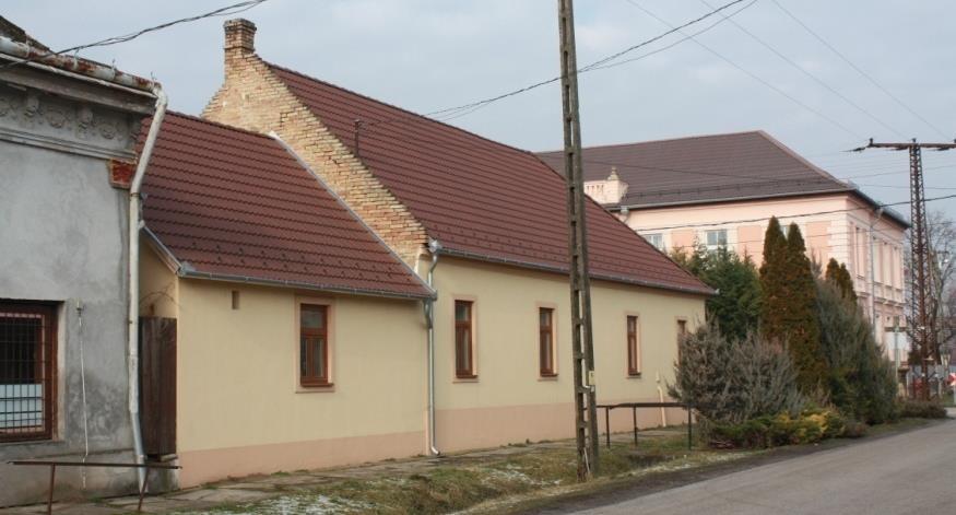 A lábazattól a tetőig minden eredeti formájában látható, még a sokszor kritikus nyílászárók is.