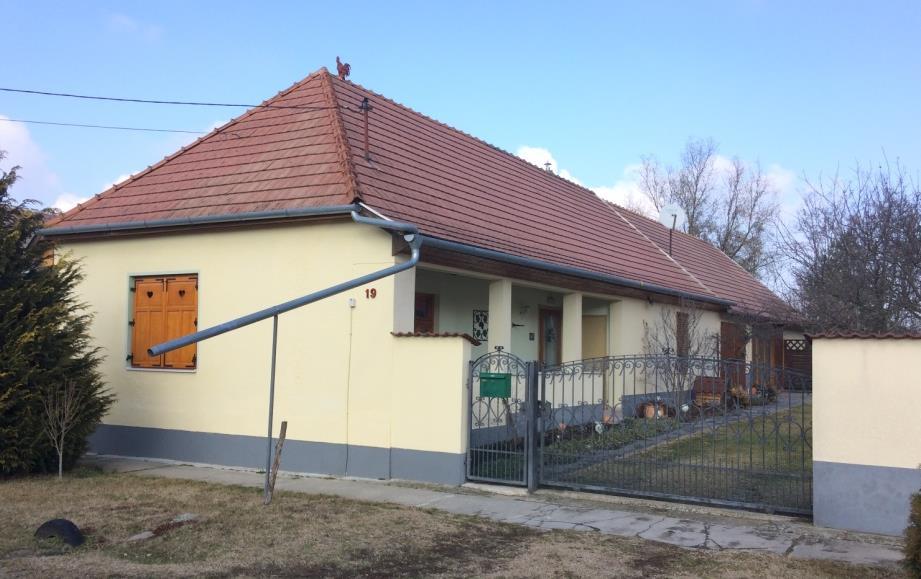 85 Minden elemében szépen felújított épület. Jók a színek, a tetőfedés anyaga,rajzolata.
