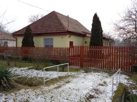 86 Jó példa egy épület állagőrző karbantartására. Fontos, hogy rendben legyen a tető, a csatorna, nyílászárók, homlokzat.
