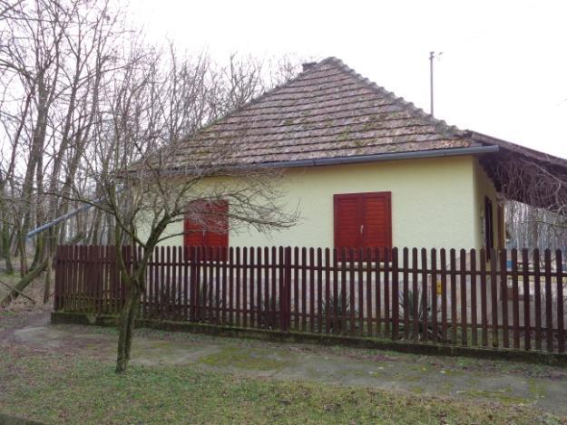 Külön említésre méltó a hagyományos kiosztású, egyszerű léckerítés. Az előzőekben leírtak erre az épületre is igazak.