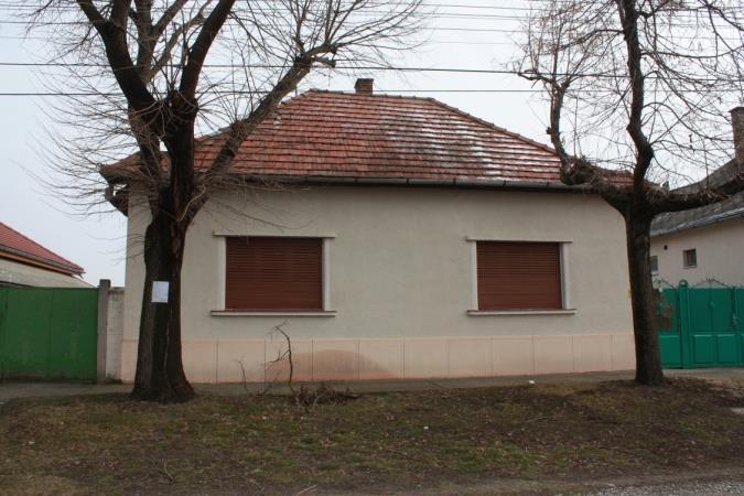 87 A jól karban tartott épület egyszerűségében is jelentős utcaképi elem.