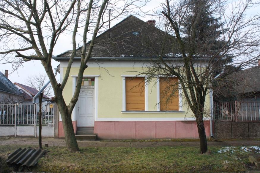 Külön dicsérendő az ablakok körül meglévő, finom párkányok, tagozatok gondos őrzése.