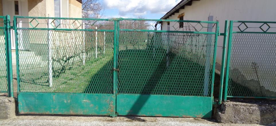 A fóliaváz felállításával már készül a fóliasátor kialakítása, mely intenzív módon gazdasági célokat szolgál, esetleg a belterület több