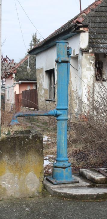 Az előző kép padjai környezetében található az