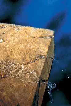 Páraáteresztő A ROCKWOOL kőzetgyapot kiváló páraáteresztő képességgel bír, mivel nyílt pórusú szerke ze téből adódóan a vízpára gyakorlatilag aka dály talanul vándorolhat a kőzetgyapotban, ezért nem