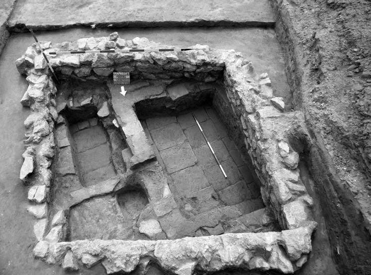 12. kép: Három téglasírból álló sírcsoport fölé épített síremlék alapozásával Fig.