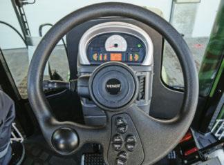 Az alvázon maasan elhelyezkedő vezetőfülke a traktor hátuljára került, hoy a vonóhoro és a munkaterület jól látható leyen a traktor möött.