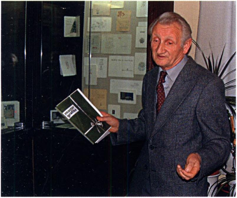 1973 és 1993 között minden évben az ő tervei alapján készültek el a békéscsabai Kner Nyomdában az állami protokoll nyomtatványai: meghívók, ültetőkártyák, ital- és étlapok, újévi üdvözlők.