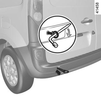 VONTATÁS: hibaelhárítás (2/2) 2 2 3 4 Csak a vontatásra kiképzett első és hátsó vontatási pontokat használja (soha ne a féltengelyt).