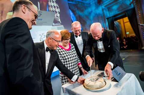 gangenen 25 Jahren erfahren wollten, hatte die Kammer auch eine aufwendige Festschrift vorbereitet, die allen Gästen später überreicht wurde. Prof.