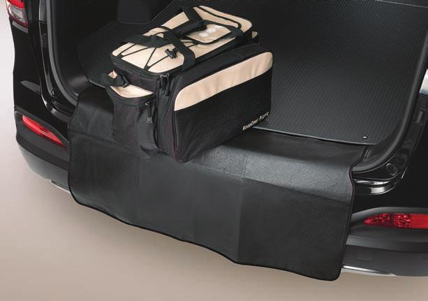 Csomagtérszőnyeg A kiváló minőségű velúr szőnyeg segít megőrizni a csomagtartó tiszta, új, tetszetős megjelenését. Tökéletesen illeszkedik a csomagtartóba, a jármű logója díszíti.