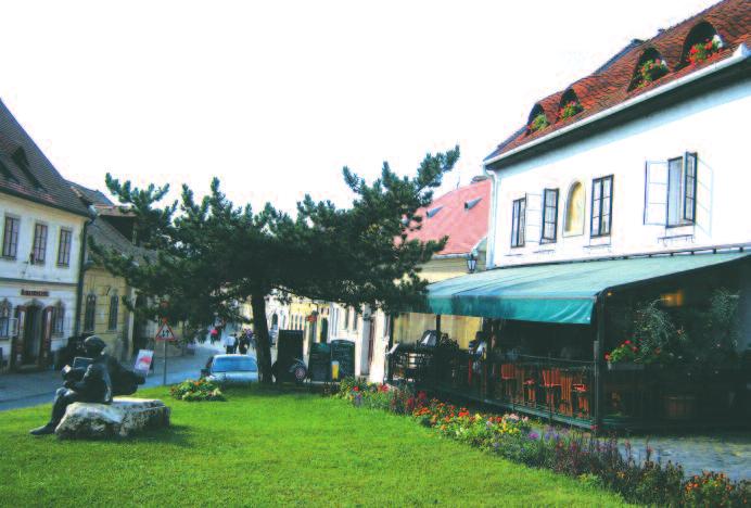 Ottóné Tinódi szobor és a mögötte álló