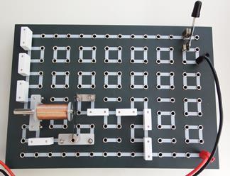 kísérlet Automata megszakító Gyakorlatilag az előző kapcsolást leegyszerűsítve állítsuk össze a fenti áramkört. A kapcsolót bekapcsolva zárjuk az áramkört és figyeljük meg a hatását az armatúrára.