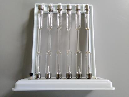 Fizika 10. Szaktanári segédlet 16 Elektromosság II. Különböző gázokkal töltött kisülési csövek különböző színűek. Figyeljük meg, hogy melyik gáz milyen fénnyel világít!
