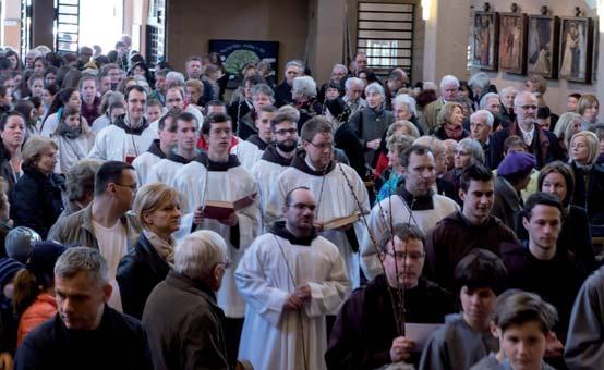gyerekcsoportokat érdeklôdve kóborolni a templomban), de aztán elolvasva a kérdéseket, engem is elfogott a
