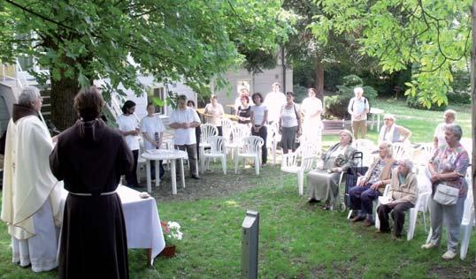 De volt számos orvosi témájú elôadás is, vagy biztonságpolitikai elemzô is a vendégünk volt. Több, mint húsz éve mûködik a közösségi házban a Filmklub, Sárosi Attila filmesztéta vezetésével.
