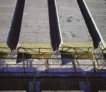 Béléstestek elhelyezése A beton béléstestek szintén kézi erővel elhelyezhetők. A béléstesteket a fal mellett kezdve, minden esetben a gerendák hossztengelyére merőleges sorban haladva kell elhelyezni.