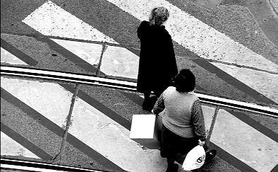 uk A series of still photographs depicting daily life on a Viennese street corner gradually comes to life and an increasingly improbable chain of events and relationships starts to emerge.