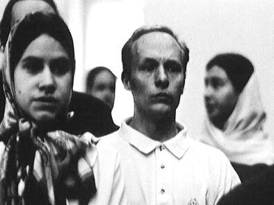 (HÉTFÕ)17:00 SVADBA TISHINY WEDDING OF SILENCE CSENDNÁSZ Rendezõ / Directed by: Pavel MEDVEDEV (RUS) 29 min. 2003 35mm film Forgalmazó / Distributor: Saint-Petersburg Documentary Film Studio.