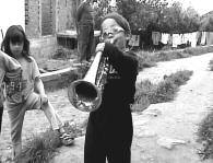 fr A small gipsy village in southern Serbia has 70 households, 6 well-known brass-bands, 60 full-time musicians, and about 100 instruments. The musicians earn their living away from home.