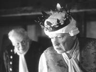 A vadász megragadja kését, de a bikát nehéz elpusztítani. THE EMPEROR'S NEW CLOTHES A CSÁSZÁR ÚJ RUHÁJA Rendezõ / Directed by: Steen Dongo JENSEN 2004, 11 min.