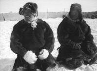 KORAL Rendezõ / Directed by: Vladimir EISNER (RUS) 20 min. (MW'2002) Grotesque eskimo-portrait. Groteszk eszkimóportré.